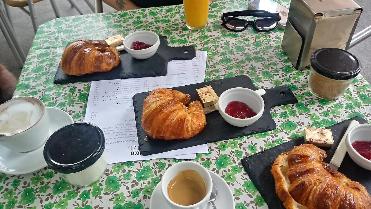 Cappuccino und Croissant
